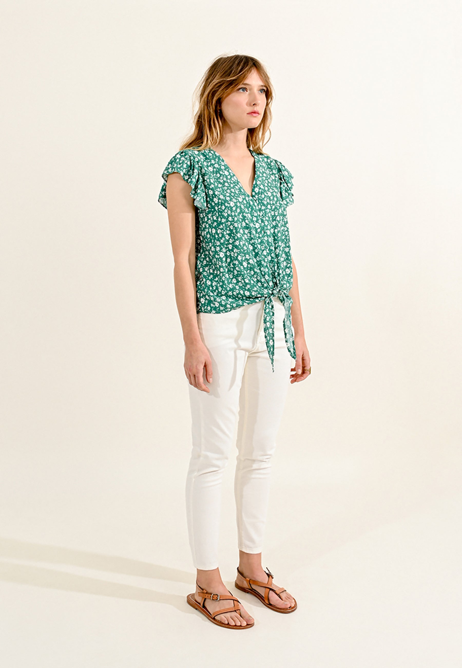 Camicia donna con maniche corte a volant, scollo a V, in stile casual e Camicia donna con maniche corte a volant, scollo a V, in stile casual e